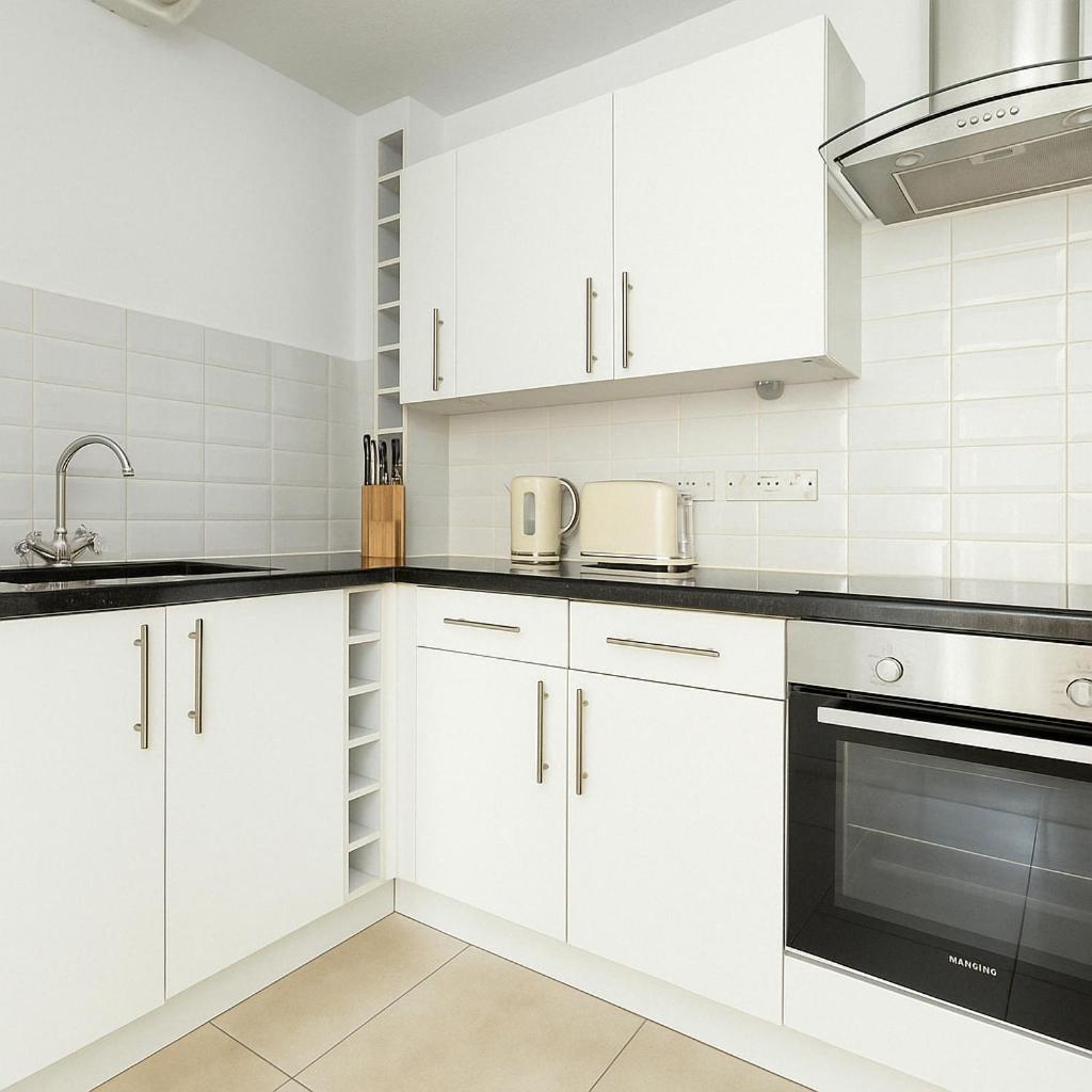 2 Bed Flat In Bridge Apartment *