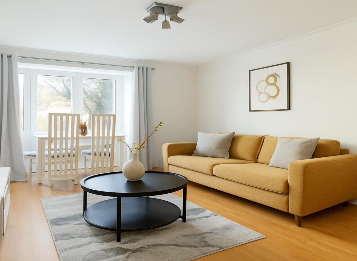 2 Bed Flat In Bridge Apartment *